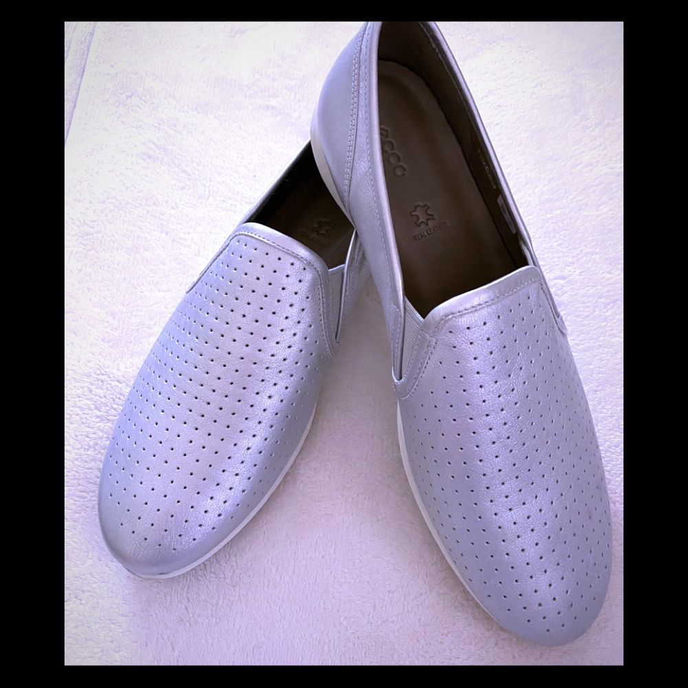 Ecco metallic silver leather slip-on. Size 40.